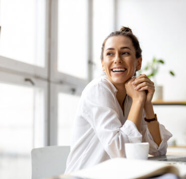 Woman at computer utilizing Kinsta's managed hosting solution.
